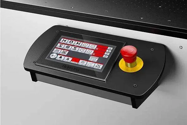 CO-640i-F3 - широкоформатный планшетный уф принтер Roland серии VersaOBJECT рис.3